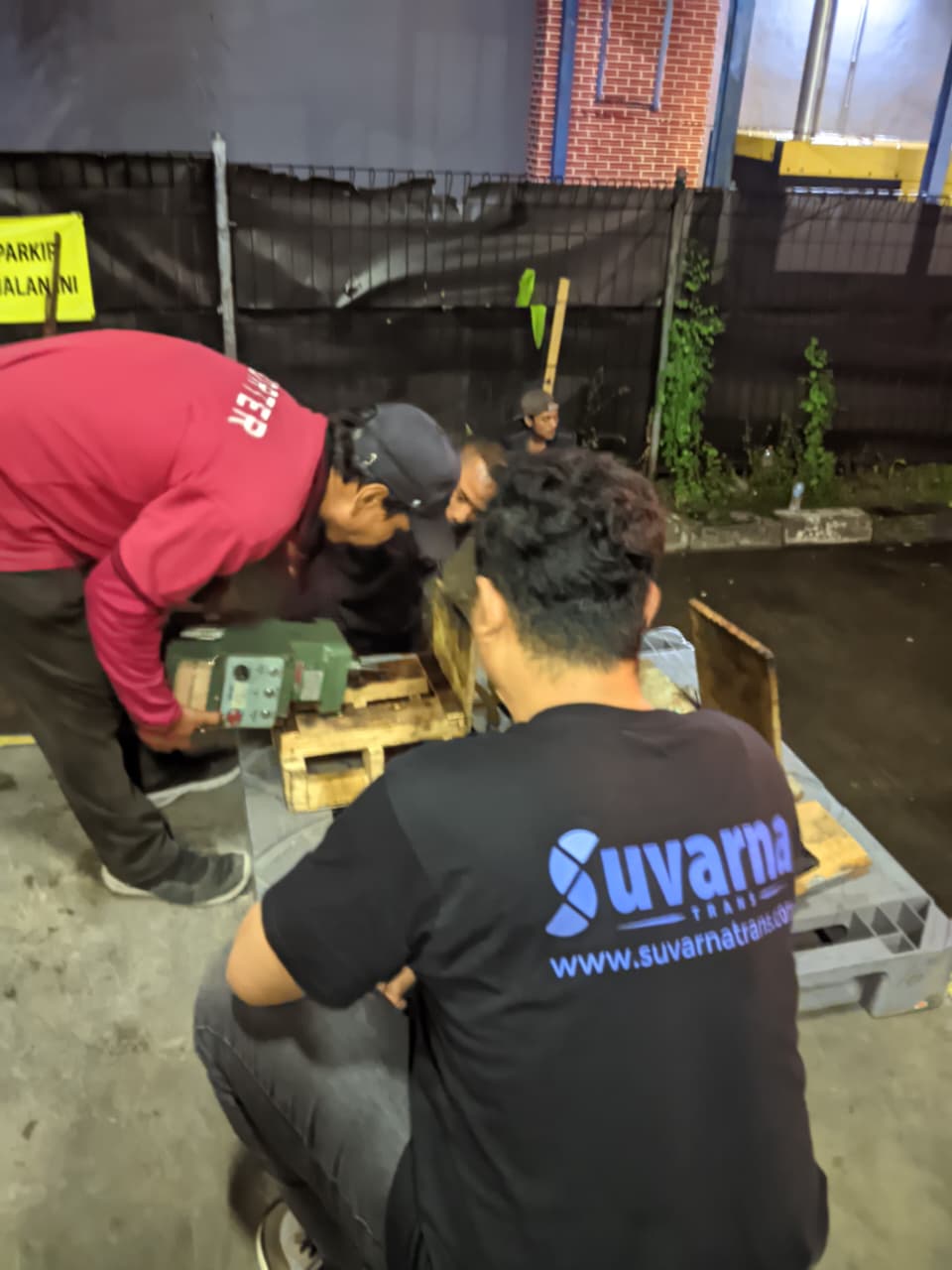 Tim Suvarna menangani muatan kargo