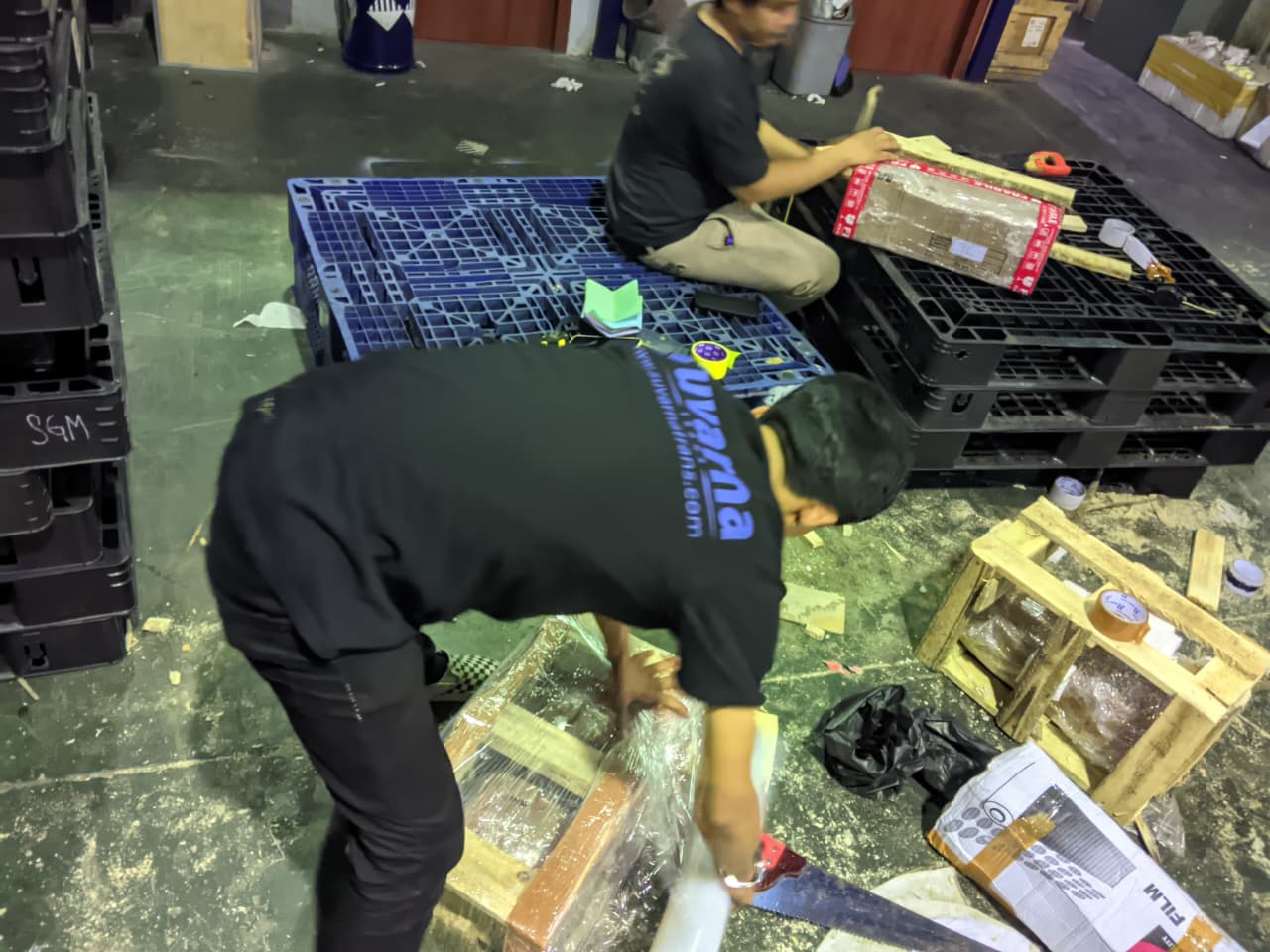 Tim Suvarna mengemas kargo berseragam