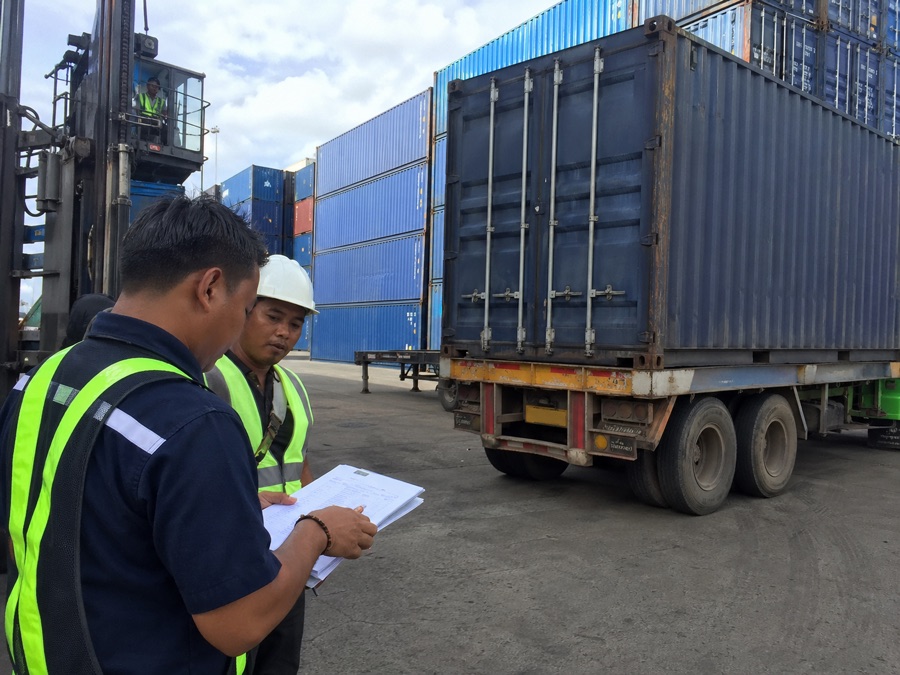 Foto container dan truk di area pelabuhan