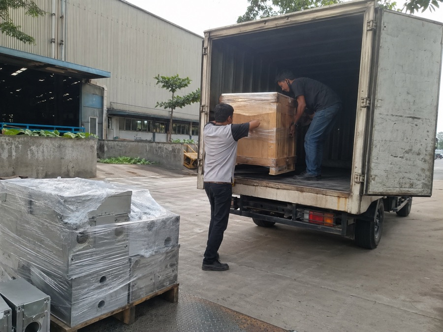 Foto spare part pabrik dimuat ke truk