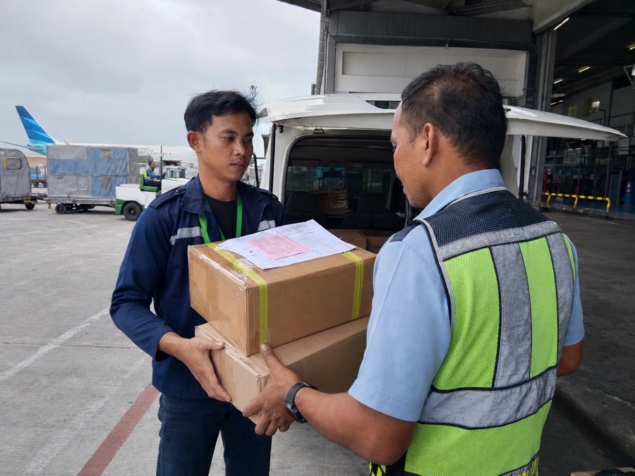 Foto serah terima kargo udara mendesak